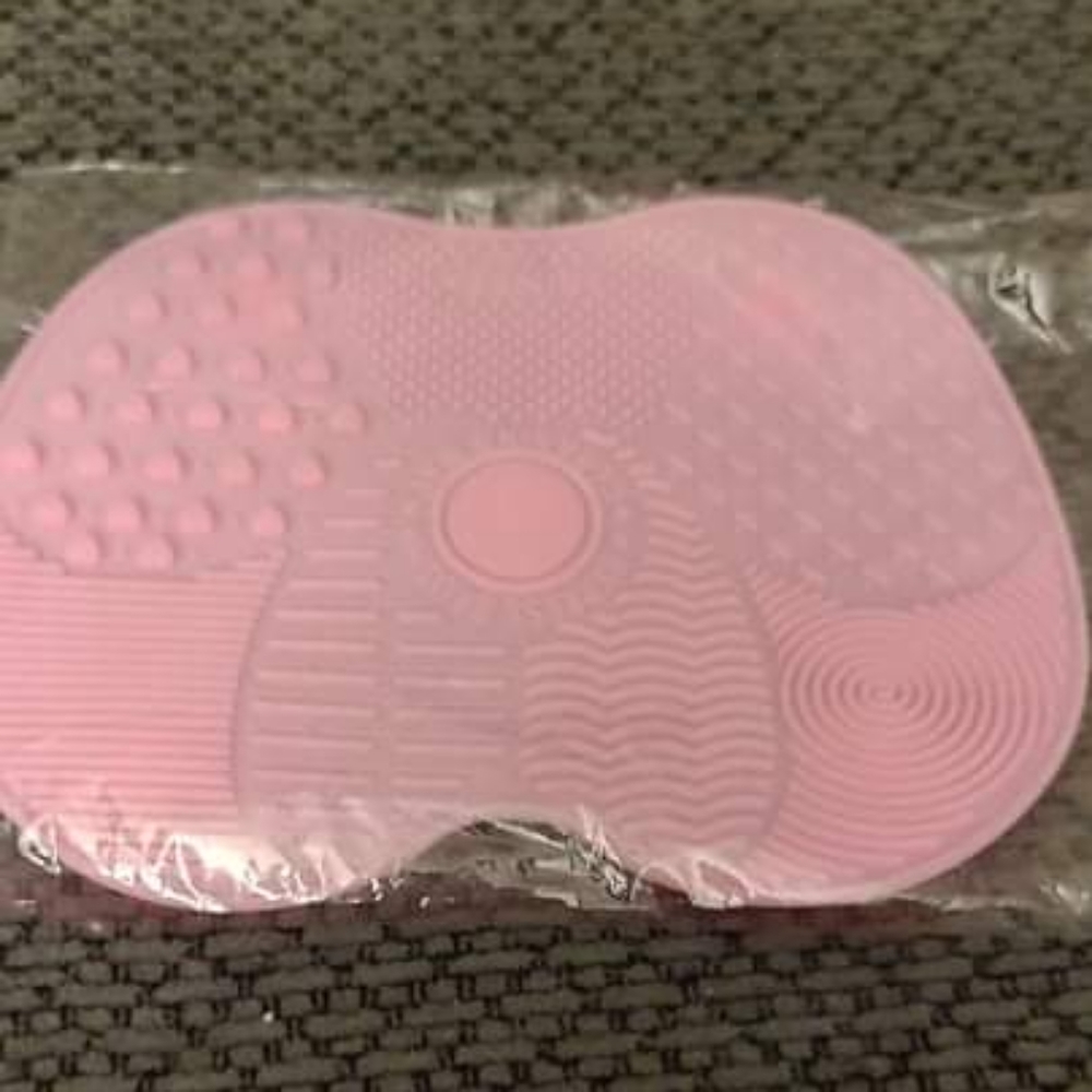 Makeup brush cleaning mat